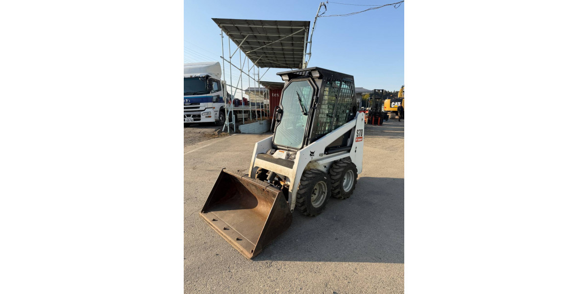 Ковшовый погрузчик BOBCAT 70 на нашей базе в Японии.